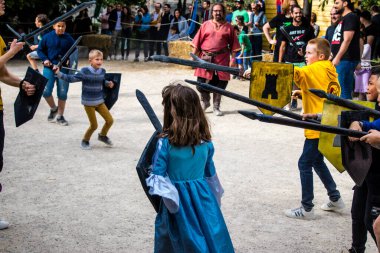 Reims, Fransa - 28 Mayıs 2022 Çocuklar oyun oynuyor ve Johanniques şenliklerinde eğleniyor, bu etkinlik Fransa 'da meydana gelen koronavirüs salgınının ardından iki yıl aradan sonra geri döndü.