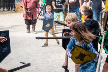 Reims, Fransa - 28 Mayıs 2022 Çocuklar oyun oynuyor ve Johanniques şenliklerinde eğleniyor, bu etkinlik Fransa 'da meydana gelen koronavirüs salgınının ardından iki yıl aradan sonra geri döndü.