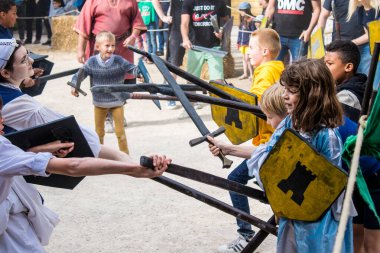 Reims, Fransa - 28 Mayıs 2022 Çocuklar oyun oynuyor ve Johanniques şenliklerinde eğleniyor, bu etkinlik Fransa 'da meydana gelen koronavirüs salgınının ardından iki yıl aradan sonra geri döndü.