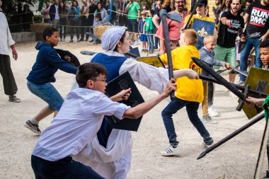 Reims, Fransa - 28 Mayıs 2022 Çocuklar oyun oynuyor ve Johanniques şenliklerinde eğleniyor, bu etkinlik Fransa 'da meydana gelen koronavirüs salgınının ardından iki yıl aradan sonra geri döndü.