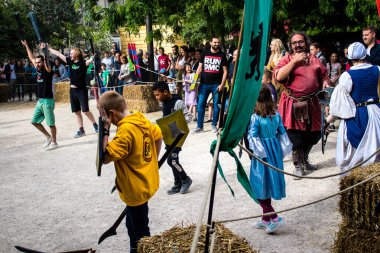 Reims, Fransa - 28 Mayıs 2022 Çocuklar oyun oynuyor ve Johanniques şenliklerinde eğleniyor, bu etkinlik Fransa 'da meydana gelen koronavirüs salgınının ardından iki yıl aradan sonra geri döndü.