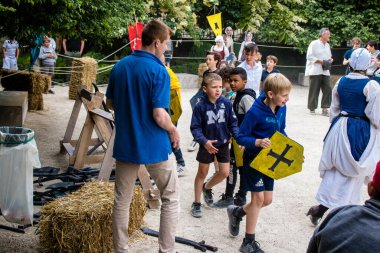Reims, Fransa - 28 Mayıs 2022 Çocuklar oyun oynuyor ve Johanniques şenliklerinde eğleniyor, bu etkinlik Fransa 'da meydana gelen koronavirüs salgınının ardından iki yıl aradan sonra geri döndü.