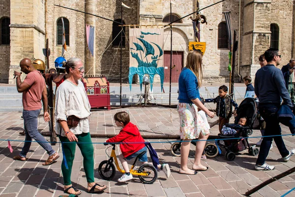 Reims, Fransa - 28 Mayıs 2022 Çocuklar oyun oynuyor ve Johanniques şenliklerinde eğleniyor, bu etkinlik Fransa 'da meydana gelen koronavirüs salgınının ardından iki yıl aradan sonra geri döndü.