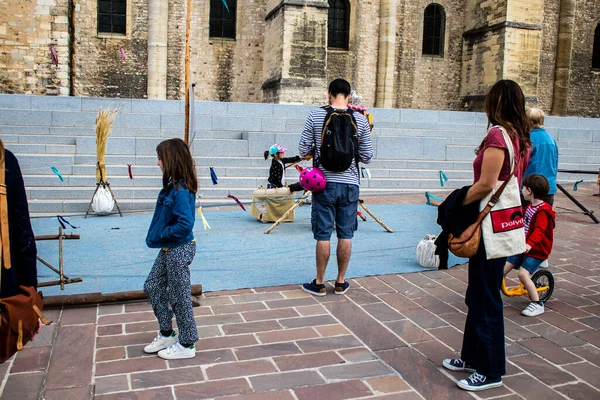 Reims, Fransa - 28 Mayıs 2022 Çocuklar oyun oynuyor ve Johanniques şenliklerinde eğleniyor, bu etkinlik Fransa 'da meydana gelen koronavirüs salgınının ardından iki yıl aradan sonra geri döndü.