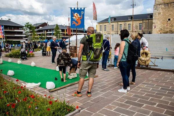 Reims, Fransa - 28 Mayıs 2022 Çocuklar oyun oynuyor ve Johanniques şenliklerinde eğleniyor, bu etkinlik Fransa 'da meydana gelen koronavirüs salgınının ardından iki yıl aradan sonra geri döndü.