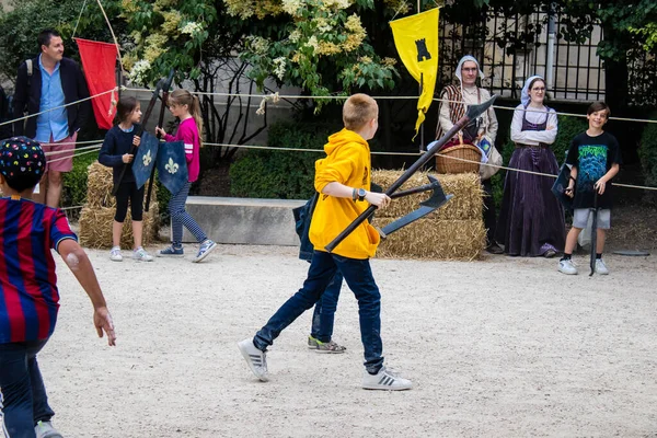 Reims, Fransa - 28 Mayıs 2022 Çocuklar oyun oynuyor ve Johanniques şenliklerinde eğleniyor, bu etkinlik Fransa 'da meydana gelen koronavirüs salgınının ardından iki yıl aradan sonra geri döndü.