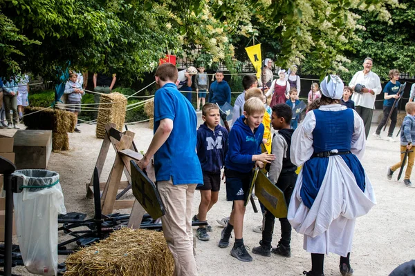 Reims, Fransa - 28 Mayıs 2022 Çocuklar oyun oynuyor ve Johanniques şenliklerinde eğleniyor, bu etkinlik Fransa 'da meydana gelen koronavirüs salgınının ardından iki yıl aradan sonra geri döndü.