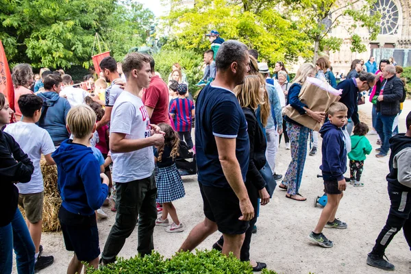 Reims, Fransa - 28 Mayıs 2022 Çocuklar oyun oynuyor ve Johanniques şenliklerinde eğleniyor, bu etkinlik Fransa 'da meydana gelen koronavirüs salgınının ardından iki yıl aradan sonra geri döndü.