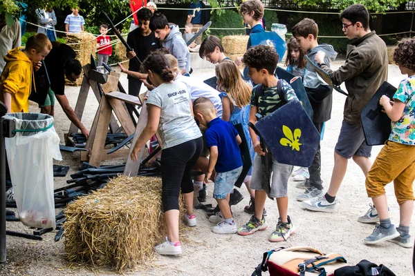 Reims, Fransa - 28 Mayıs 2022 Çocuklar oyun oynuyor ve Johanniques şenliklerinde eğleniyor, bu etkinlik Fransa 'da meydana gelen koronavirüs salgınının ardından iki yıl aradan sonra geri döndü.