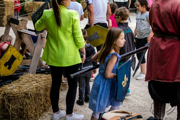 Reims, Fransa - 28 Mayıs 2022 Çocuklar oyun oynuyor ve Johanniques şenliklerinde eğleniyor, bu etkinlik Fransa 'da meydana gelen koronavirüs salgınının ardından iki yıl aradan sonra geri döndü.