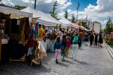 Reims, Fransa - 28 Mayıs 2022 Johanniques şenlikleri sırasında ortaçağ pazarında gezinen ziyaretçiler, Coronavirus salgınının ardından iki yıllık bir aradan sonra geri döndüler.