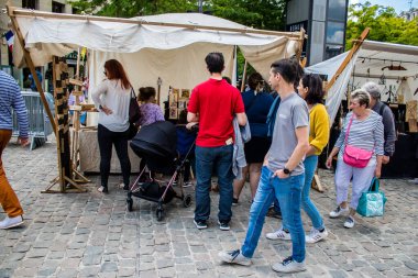 Reims, Fransa - 28 Mayıs 2022 Johanniques şenlikleri sırasında ortaçağ pazarında gezinen ziyaretçiler, Coronavirus salgınının ardından iki yıllık bir aradan sonra geri döndüler.