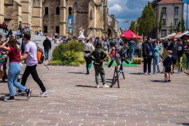Reims, Fransa - 28 Mayıs 2022 Johanniques şenlikleri sırasında ortaçağ pazarında gezinen ziyaretçiler, Coronavirus salgınının ardından iki yıllık bir aradan sonra geri döndüler.