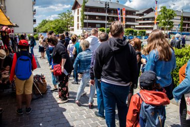 Reims, Fransa - 28 Mayıs 2022 Johanniques şenlikleri sırasında ortaçağ pazarında gezinen ziyaretçiler, Coronavirus salgınının ardından iki yıllık bir aradan sonra geri döndüler.