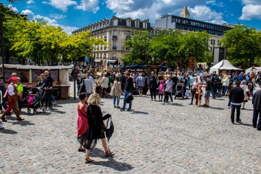 Reims, Fransa - 28 Mayıs 2022 Johanniques şenlikleri sırasında ortaçağ pazarında gezinen ziyaretçiler, Coronavirus salgınının ardından iki yıllık bir aradan sonra geri döndüler.