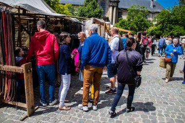 Reims, Fransa - 28 Mayıs 2022 Johanniques şenlikleri sırasında ortaçağ pazarında gezinen ziyaretçiler, Coronavirus salgınının ardından iki yıllık bir aradan sonra geri döndüler.