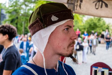 Reims, Fransa - 28 Mayıs 2022 Johanniques şenlikleri sırasında ortaçağ pazarında gezinen ziyaretçiler, Coronavirus salgınının ardından iki yıllık bir aradan sonra geri döndüler.