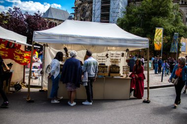 Reims, Fransa - 28 Mayıs 2022 Johanniques şenlikleri sırasında ortaçağ pazarında gezinen ziyaretçiler, Coronavirus salgınının ardından iki yıllık bir aradan sonra geri döndüler.