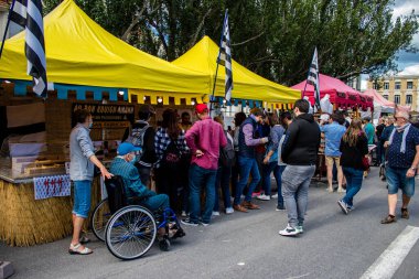 Reims, Fransa - 28 Mayıs 2022 Johanniques şenlikleri sırasında ortaçağ pazarında gezinen ziyaretçiler, Coronavirus salgınının ardından iki yıllık bir aradan sonra geri döndüler.