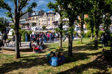 Reims, Fransa - 28 Mayıs 2022 Johanniques şenlikleri sırasında ortaçağ pazarında gezinen ziyaretçiler, Coronavirus salgınının ardından iki yıllık bir aradan sonra geri döndüler.