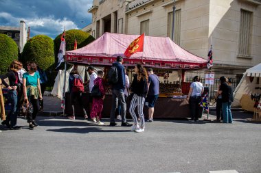 Reims, Fransa - 28 Mayıs 2022 Johanniques şenlikleri sırasında ortaçağ pazarında gezinen ziyaretçiler, Coronavirus salgınının ardından iki yıllık bir aradan sonra geri döndüler.