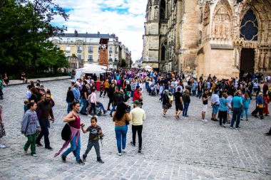 Reims, Fransa - 28 Mayıs 2022 Johanniques şenlikleri sırasında ortaçağ pazarında gezinen ziyaretçiler, Coronavirus salgınının ardından iki yıllık bir aradan sonra geri döndüler.