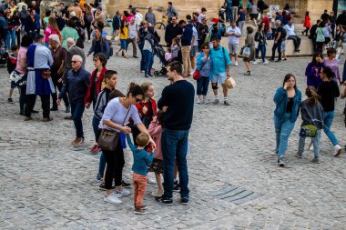 Reims, Fransa - 28 Mayıs 2022 Johanniques şenlikleri sırasında ortaçağ pazarında gezinen ziyaretçiler, Coronavirus salgınının ardından iki yıllık bir aradan sonra geri döndüler.