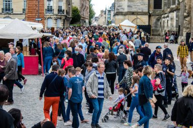Reims, Fransa - 28 Mayıs 2022 Johanniques şenlikleri sırasında ortaçağ pazarında gezinen ziyaretçiler, Coronavirus salgınının ardından iki yıllık bir aradan sonra geri döndüler.