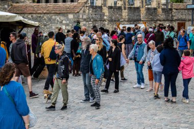 Reims, Fransa - 28 Mayıs 2022 Johanniques şenlikleri sırasında ortaçağ pazarında gezinen ziyaretçiler, Coronavirus salgınının ardından iki yıllık bir aradan sonra geri döndüler.