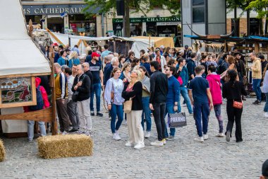 Reims, Fransa - 28 Mayıs 2022 Johanniques şenlikleri sırasında ortaçağ pazarında gezinen ziyaretçiler, Coronavirus salgınının ardından iki yıllık bir aradan sonra geri döndüler.