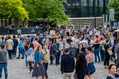 Reims, Fransa - 28 Mayıs 2022 Johanniques şenlikleri sırasında ortaçağ pazarında gezinen ziyaretçiler, Coronavirus salgınının ardından iki yıllık bir aradan sonra geri döndüler.