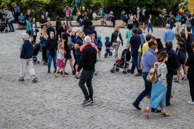 Reims, Fransa - 28 Mayıs 2022 Johanniques şenlikleri sırasında ortaçağ pazarında gezinen ziyaretçiler, Coronavirus salgınının ardından iki yıllık bir aradan sonra geri döndüler.