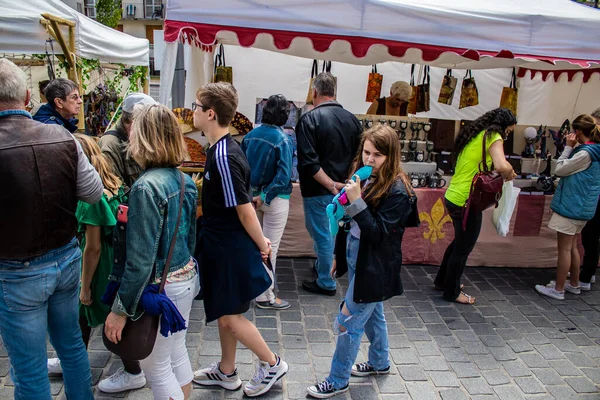 Reims Francie Května 2022 Návštěvníci Putující Uličkami Středověkého Trhu Během — Stock fotografie