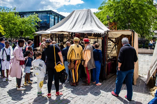 Reims, Fransa - 28 Mayıs 2022 Johanniques şenlikleri sırasında ortaçağ pazarında gezinen ziyaretçiler, Coronavirus salgınının ardından iki yıllık bir aradan sonra geri döndüler.