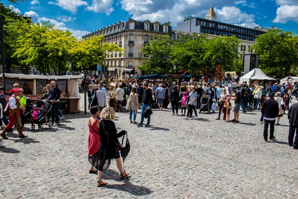 Reims, Fransa - 28 Mayıs 2022 Johanniques şenlikleri sırasında ortaçağ pazarında gezinen ziyaretçiler, Coronavirus salgınının ardından iki yıllık bir aradan sonra geri döndüler.