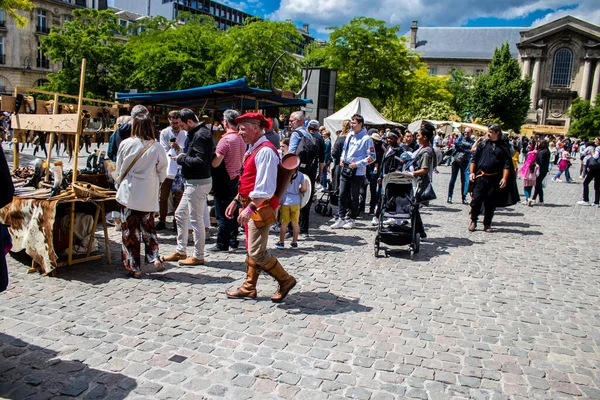 Reims, Fransa - 28 Mayıs 2022 Johanniques şenlikleri sırasında ortaçağ pazarında gezinen ziyaretçiler, Coronavirus salgınının ardından iki yıllık bir aradan sonra geri döndüler.
