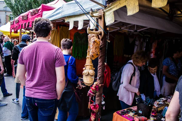 Reims, Fransa - 28 Mayıs 2022 Johanniques şenlikleri sırasında ortaçağ pazarında gezinen ziyaretçiler, Coronavirus salgınının ardından iki yıllık bir aradan sonra geri döndüler.