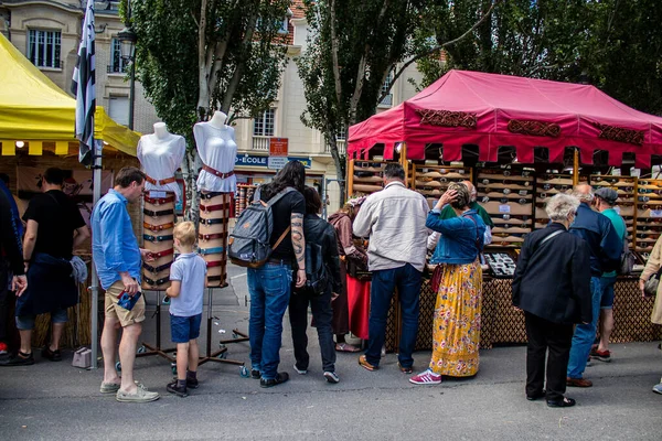 ランス フランス 2022年5月28日ヨハネスブルグの祭りの間に中世の市場の通路をさまよっている訪問者は このイベントはコロナウイルスの発生後2年間のHiatus後に戻っています — ストック写真