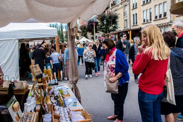 Reims, Fransa - 28 Mayıs 2022 Johanniques şenlikleri sırasında ortaçağ pazarında gezinen ziyaretçiler, Coronavirus salgınının ardından iki yıllık bir aradan sonra geri döndüler.