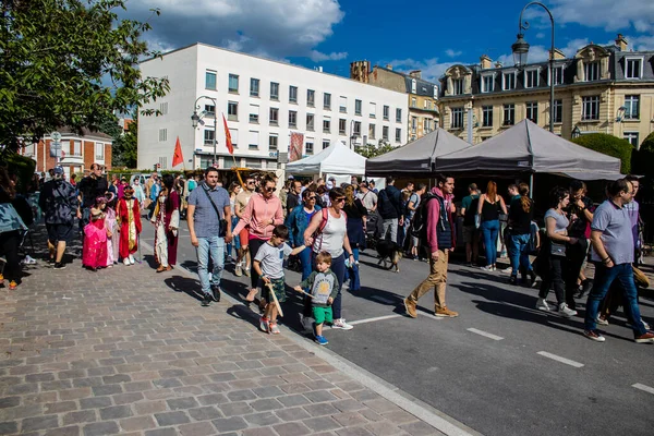 Reims, Fransa - 28 Mayıs 2022 Johanniques şenlikleri sırasında ortaçağ pazarında gezinen ziyaretçiler, Coronavirus salgınının ardından iki yıllık bir aradan sonra geri döndüler.