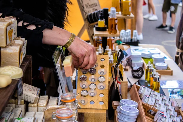 Reims, Fransa - 28 Mayıs 2022 Johanniques şenlikleri sırasında ortaçağ pazarında gezinen ziyaretçiler, Coronavirus salgınının ardından iki yıllık bir aradan sonra geri döndüler.