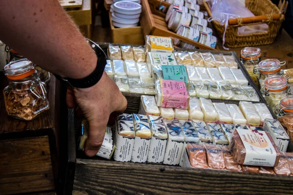 Reims, Fransa - 28 Mayıs 2022 Johanniques şenlikleri sırasında ortaçağ pazarında gezinen ziyaretçiler, Coronavirus salgınının ardından iki yıllık bir aradan sonra geri döndüler.