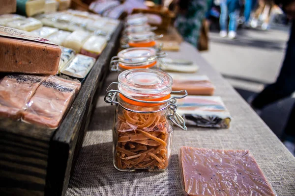 Reims, Fransa - 28 Mayıs 2022 Johanniques şenlikleri sırasında ortaçağ pazarında gezinen ziyaretçiler, Coronavirus salgınının ardından iki yıllık bir aradan sonra geri döndüler.