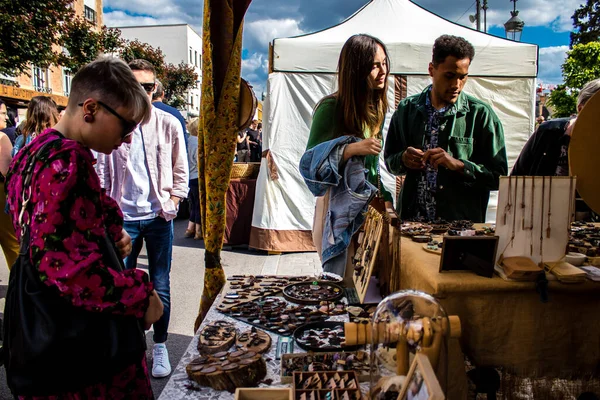 Reims, Fransa - 28 Mayıs 2022 Johanniques şenlikleri sırasında ortaçağ pazarında gezinen ziyaretçiler, Coronavirus salgınının ardından iki yıllık bir aradan sonra geri döndüler.