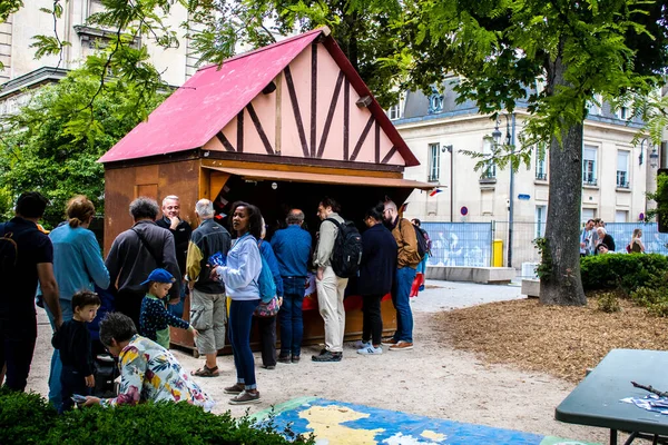 Reims, Fransa - 28 Mayıs 2022 Johanniques şenlikleri sırasında ortaçağ pazarında gezinen ziyaretçiler, Coronavirus salgınının ardından iki yıllık bir aradan sonra geri döndüler.