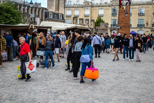 Reims, Fransa - 28 Mayıs 2022 Johanniques şenlikleri sırasında ortaçağ pazarında gezinen ziyaretçiler, Coronavirus salgınının ardından iki yıllık bir aradan sonra geri döndüler.