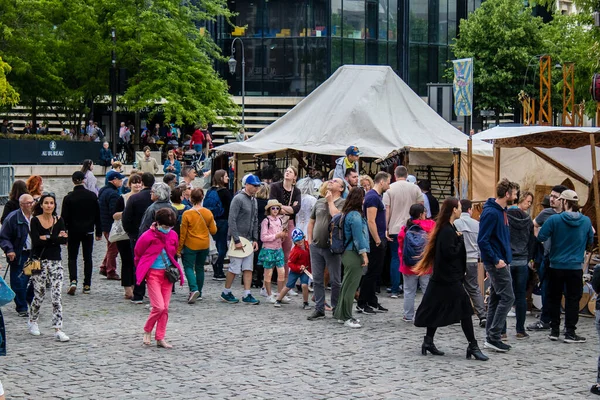 Reims, Fransa - 28 Mayıs 2022 Johanniques şenlikleri sırasında ortaçağ pazarında gezinen ziyaretçiler, Coronavirus salgınının ardından iki yıllık bir aradan sonra geri döndüler.