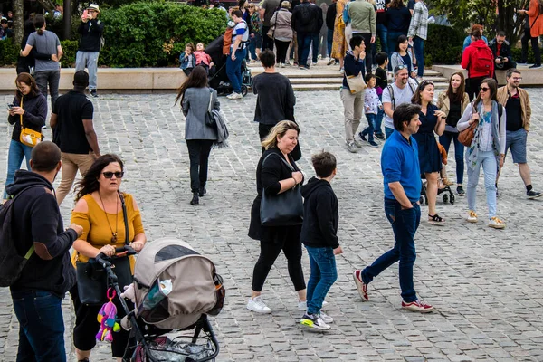 Reims, Fransa - 28 Mayıs 2022 Johanniques şenlikleri sırasında ortaçağ pazarında gezinen ziyaretçiler, Coronavirus salgınının ardından iki yıllık bir aradan sonra geri döndüler.