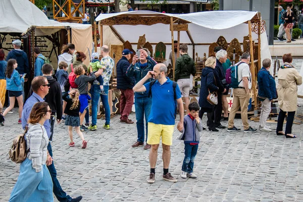 Reims, Fransa - 28 Mayıs 2022 Johanniques şenlikleri sırasında ortaçağ pazarında gezinen ziyaretçiler, Coronavirus salgınının ardından iki yıllık bir aradan sonra geri döndüler.