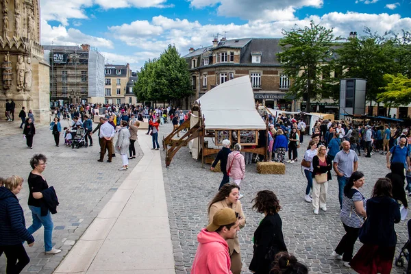 Reims, Fransa - 28 Mayıs 2022 Johanniques şenlikleri sırasında ortaçağ pazarında gezinen ziyaretçiler, Coronavirus salgınının ardından iki yıllık bir aradan sonra geri döndüler.